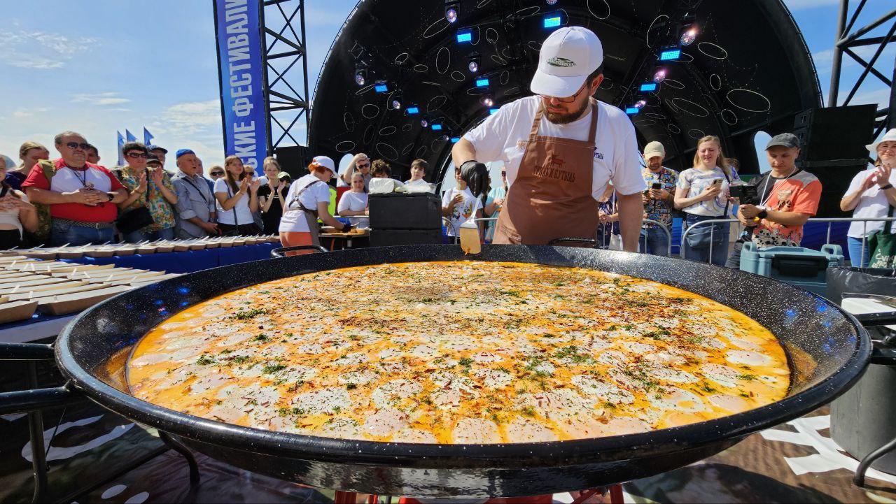 Фото Гигантская яичница и турнир по ловле рыбы. Опубликованы кадры масштабного «Пикник феста» на Михайловской набережной 3 - Сиб.ФМ Фото Гигантская яичница и турнир по ловле рыбы. Опубликованы кадры масштабного «Пикник феста» на Михайловской набережной 3